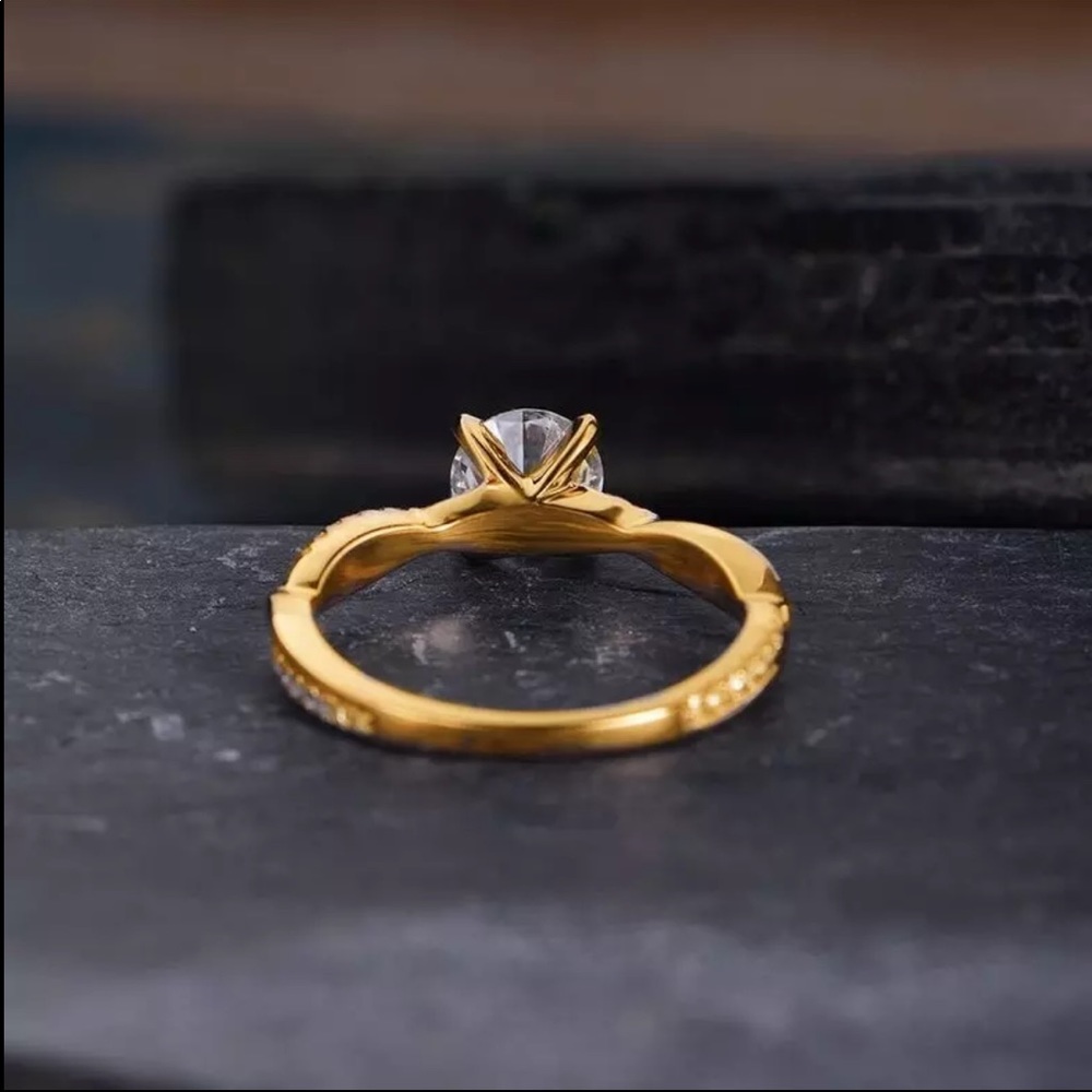New Women’s Yellow Gold Diamond Beautiful Ring - Picture 4 of 5